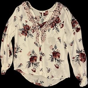 Joie 100% silk button down blouse w ruffle v neck and sleeve detail M